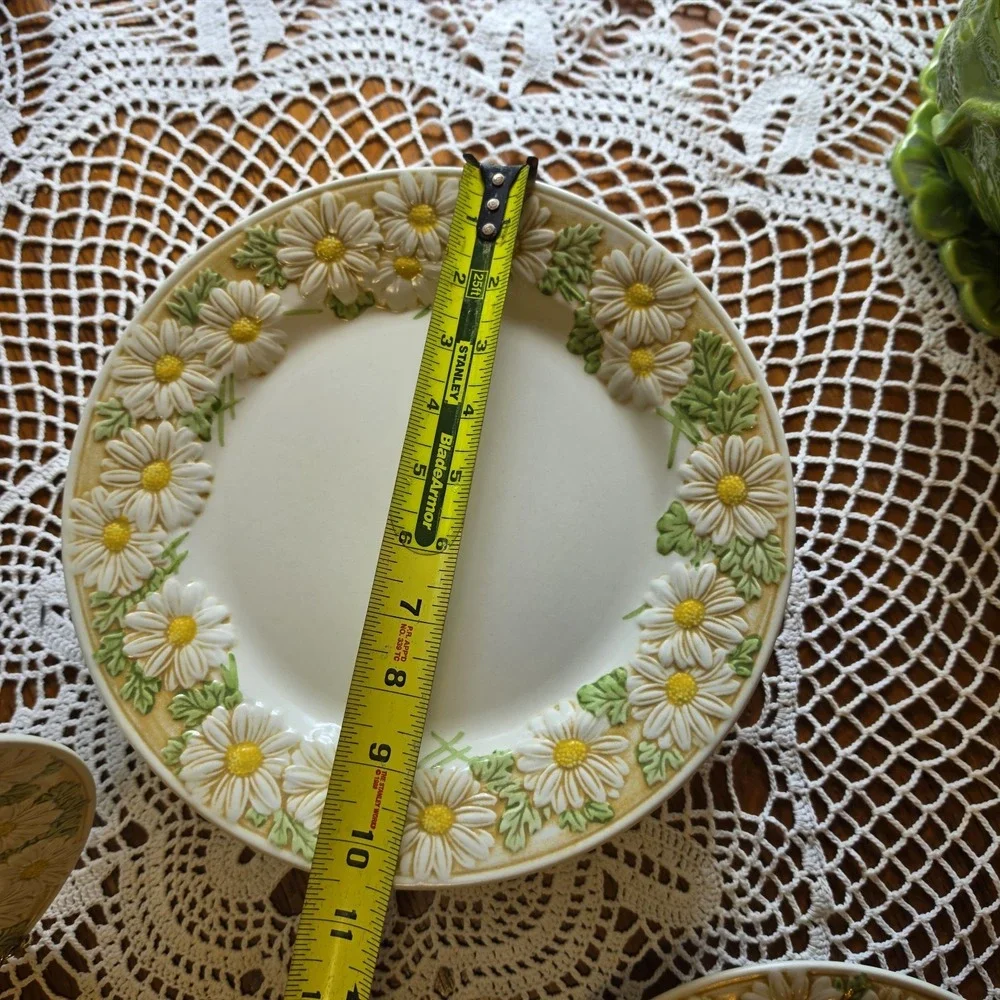Set 8 Vintage METLOX Poppytrail Sculptured Daisy Dinner Plates 10.5